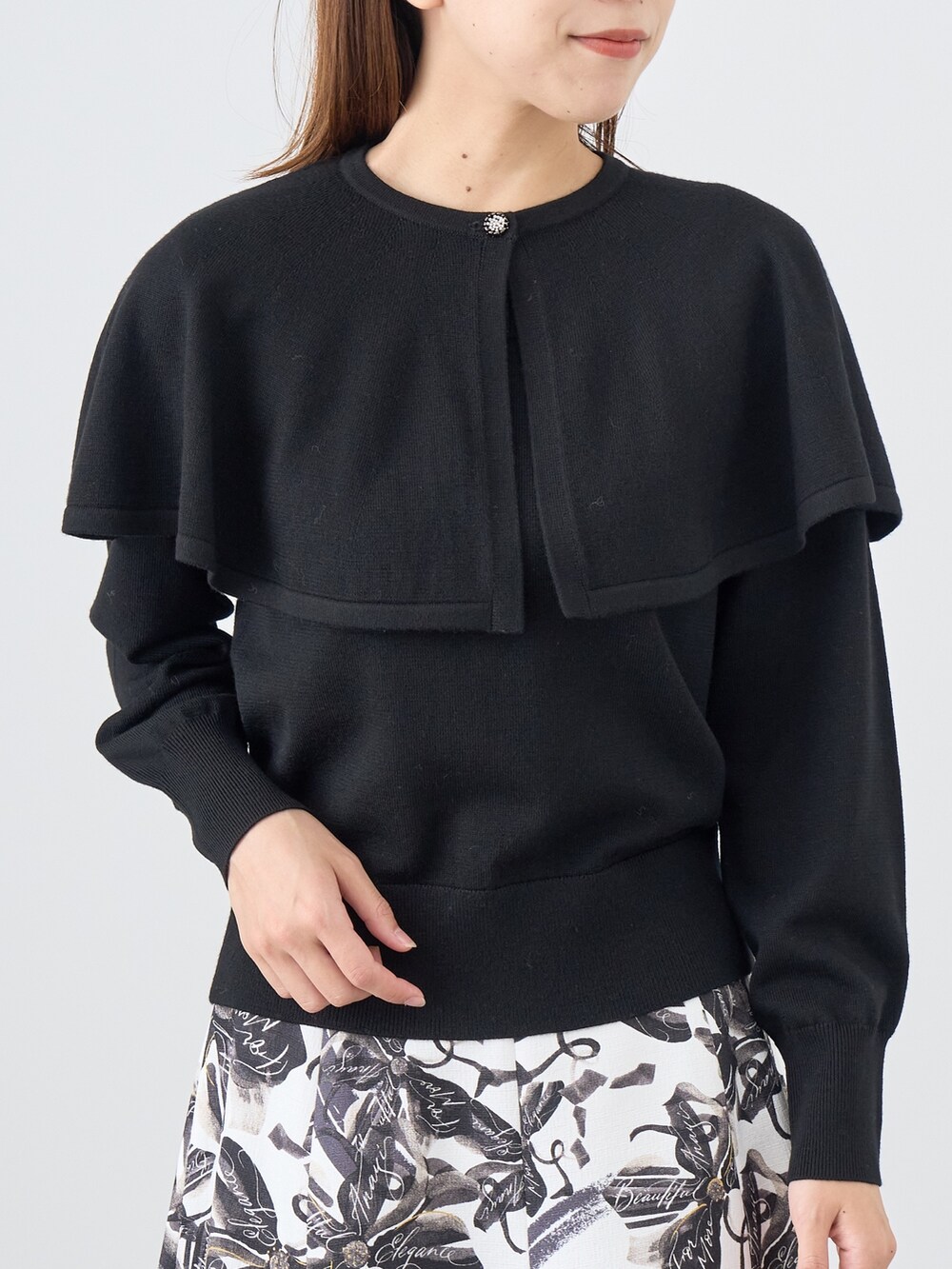 ホワイト系のスカート、ブラック系のニット/セーターを着用したレディースの秋コーディネートの3枚目の写真