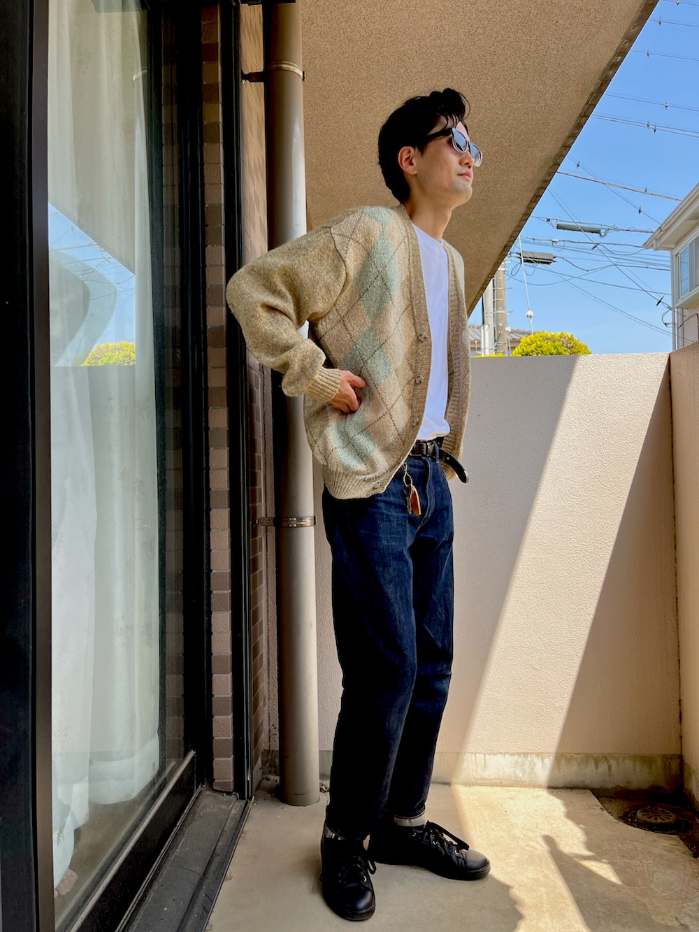 「UNIQLO、デニム、シロシャツ、春、アディダス、スタンスミス、サングラス、休日スタイル、オトナカジュアル、キーリング、アメカジ、カーディガン、大人カジュアル、ヘインズ、30代」｜「古着のアイテム（カーディガン/ボレロ、ベージュ系）」を使った、ながやまさん（メンズ・180cm）の春コーディネートの2枚目の写真