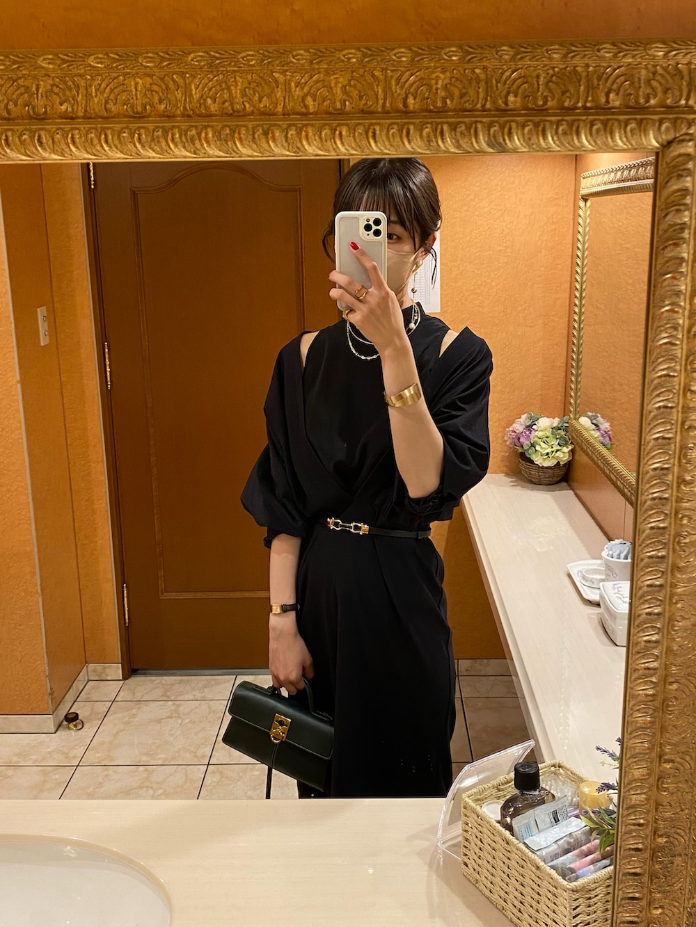 ブラック系のワンピース、シルバー系のパンプス、グリーン系のバッグを着用したレディースの夏コーディネートの5枚目の写真