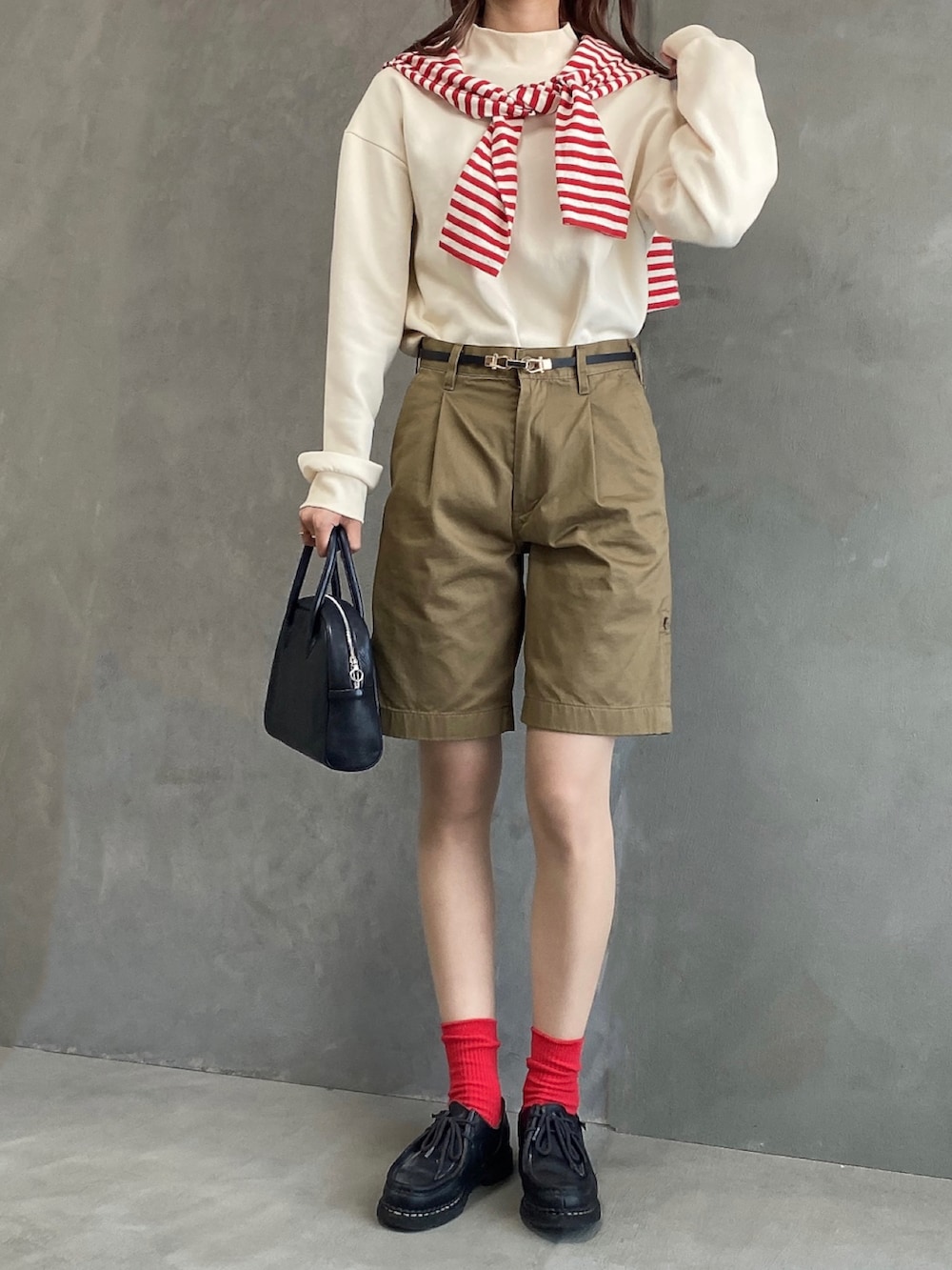 ベージュ系のパンツ、ホワイト系のTシャツ/カットソー、ホワイト系のトップスを着用したレディースの春コーディネートの2枚目の写真