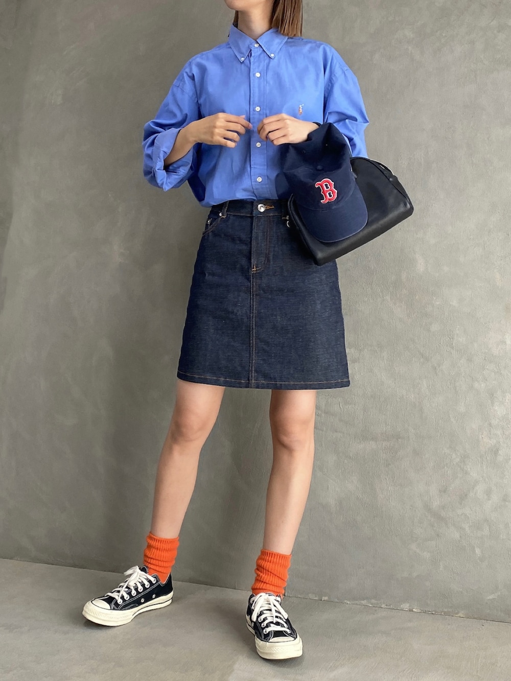 ブルー系のスカート、ブルー系のシャツ/ブラウス、ブラック系のボストンバッグを着用したレディースの秋コーディネートの2枚目の写真