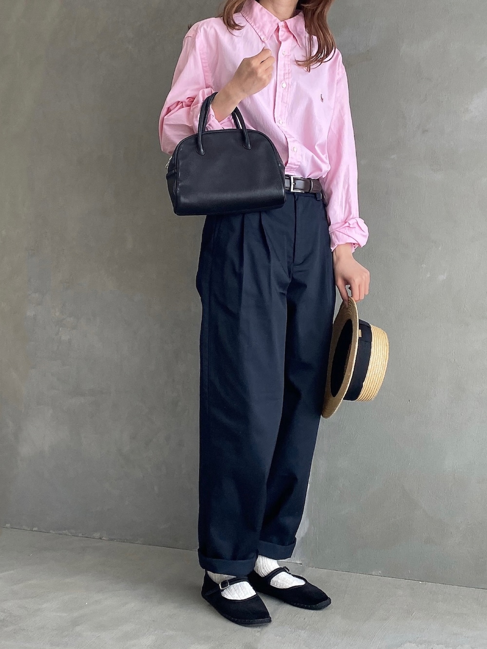 ピンク系のシャツ/ブラウス、ブルー系のチノパンツ、ブラック系のボストンバッグを着用したレディースの春コーディネートの3枚目の写真