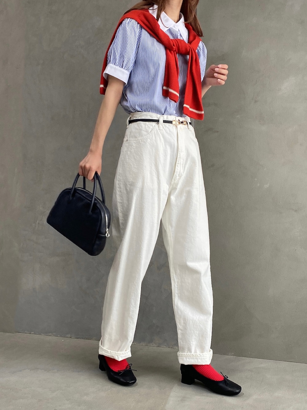 ホワイト系のデニムパンツ、ブルー系のシャツ/ブラウス、レッド系のカーディガン/ボレロを着用したレディースの春コーディネートの2枚目の写真