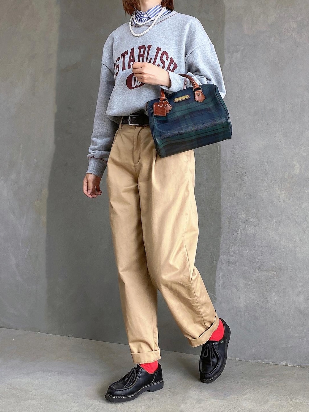 グリーン系のボストンバッグ、ブラウン系のその他パンツ、ブラック系のドレスシューズを着用したレディースの秋コーディネートの2枚目の写真