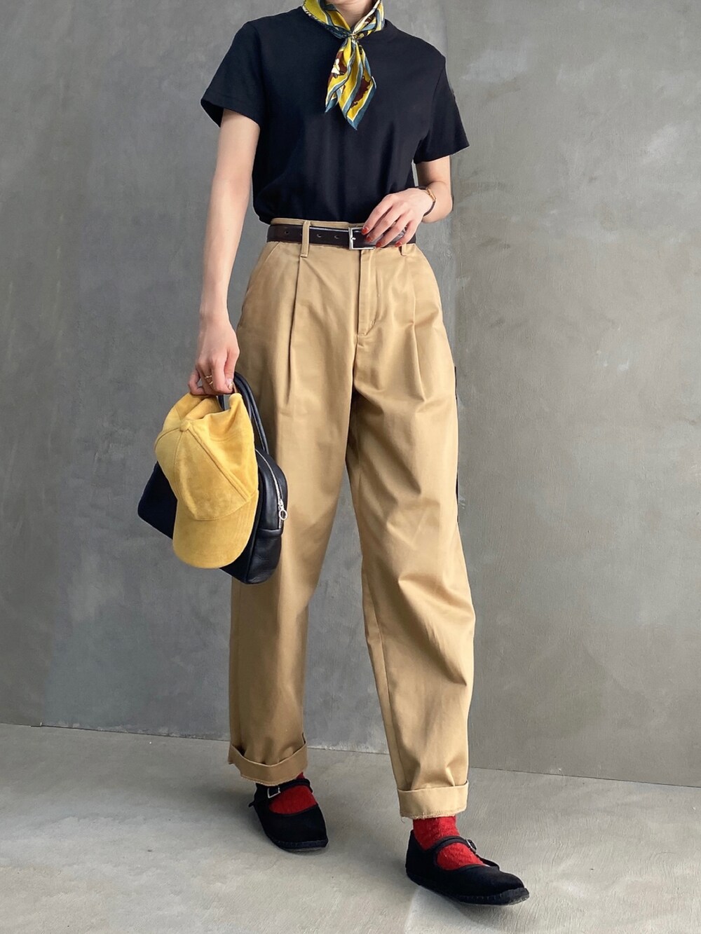 ブラック系のTシャツ/カットソー、ブラウン系のその他パンツ、ブラック系のその他シューズを着用したレディースの夏コーディネートの3枚目の写真