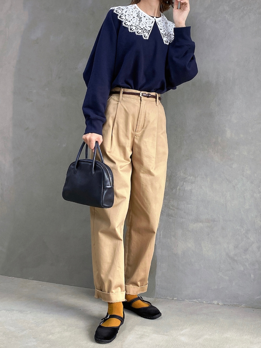 ブラウン系のその他パンツ、ブラック系のスウェット、ブラック系のボストンバッグを着用したレディースの秋コーディネートの2枚目の写真