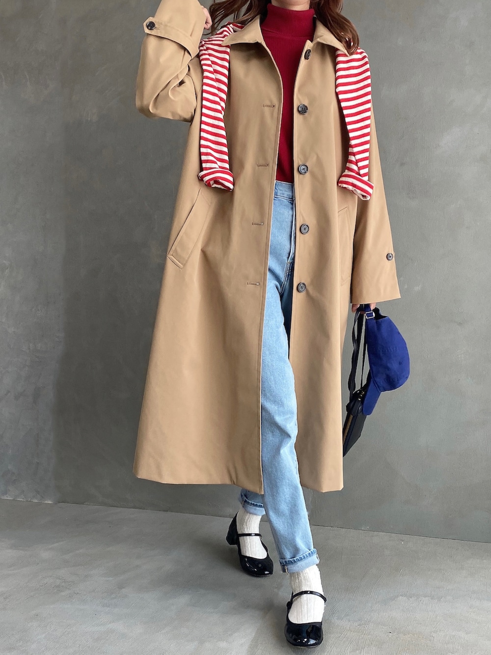 ブルー系のデニムパンツ、ブラック系のパンプス、ホワイト系のTシャツ/カットソーを着用したレディースの春コーディネートの2枚目の写真