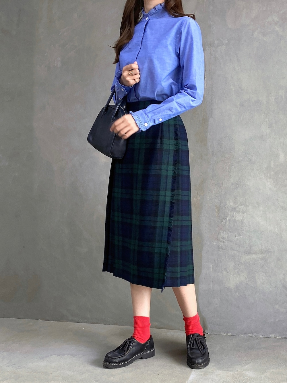 ブルー系のシャツ/ブラウス、ブラック系のスカート、ブラック系のボストンバッグを着用したレディースの秋コーディネートの2枚目の写真