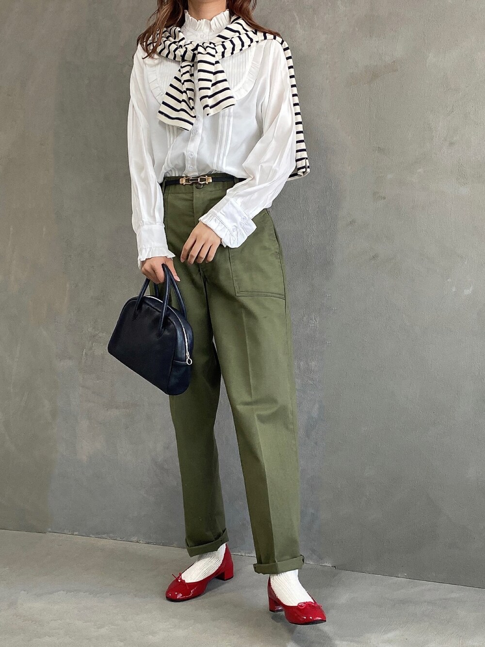 ホワイト系のシャツ/ブラウス、グリーン系のパンツ、ブラック系のボストンバッグを着用したレディースの春コーディネートの2枚目の写真