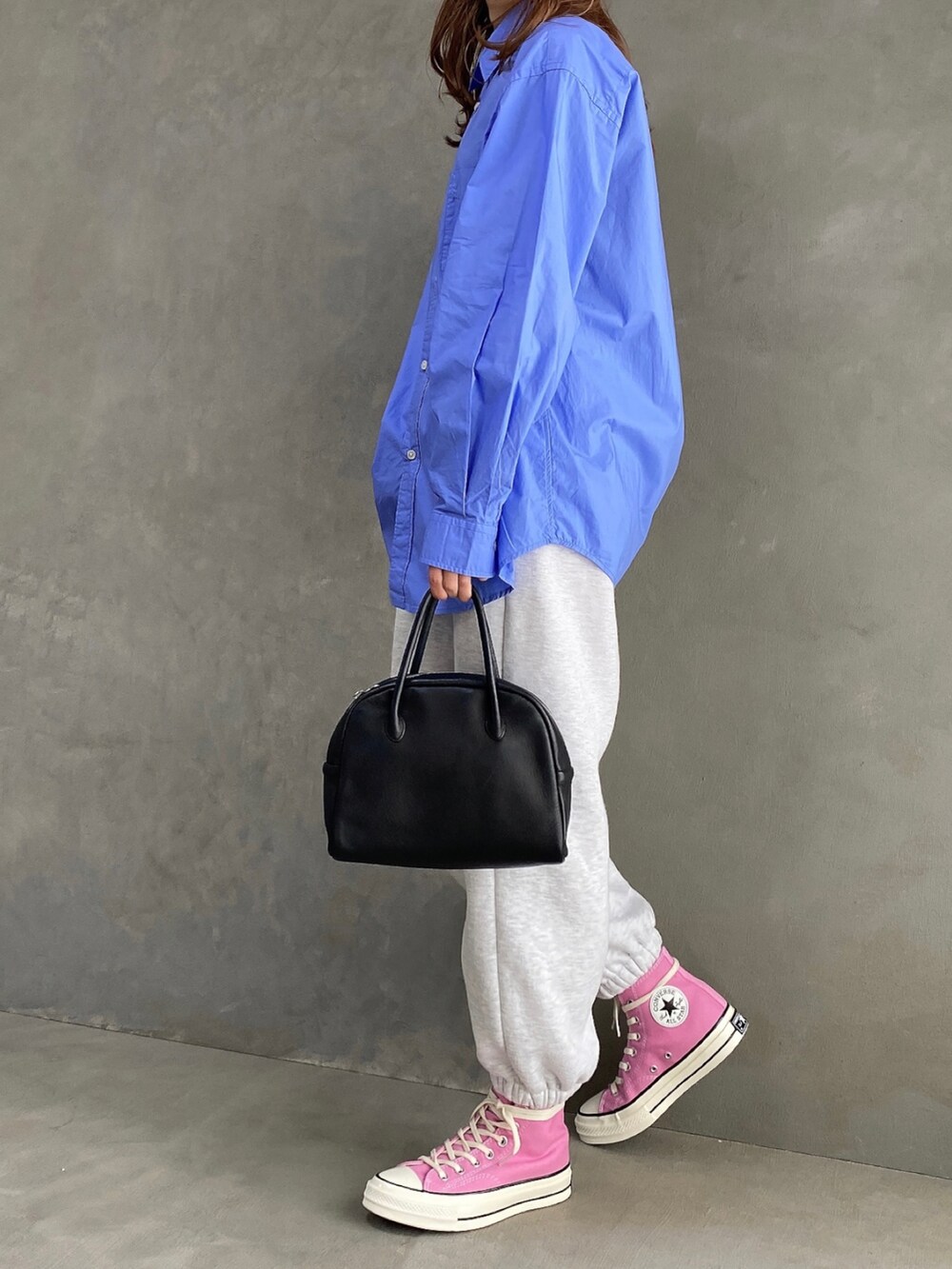 ブルー系のシャツ/ブラウス、ピンク系のスニーカー、ブラック系のボストンバッグを着用したレディースの春コーディネートの3枚目の写真