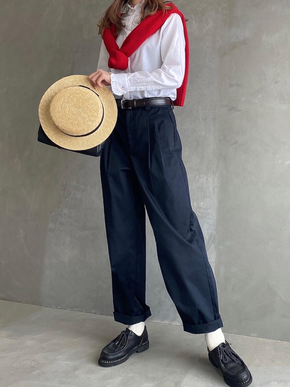 ブラック系のボストンバッグ、ブルー系のチノパンツ、ホワイト系のシャツ/ブラウスを着用したレディースの春コーディネートの2枚目の写真