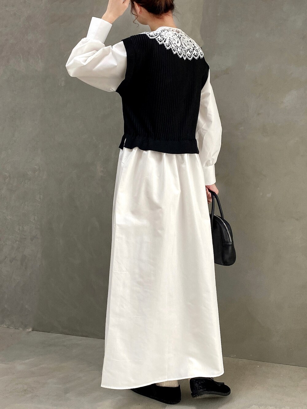 ブラック系のボストンバッグ、ブラック系のワンピース、ブラック系のバレエシューズを着用したレディースの春コーディネートの5枚目の写真