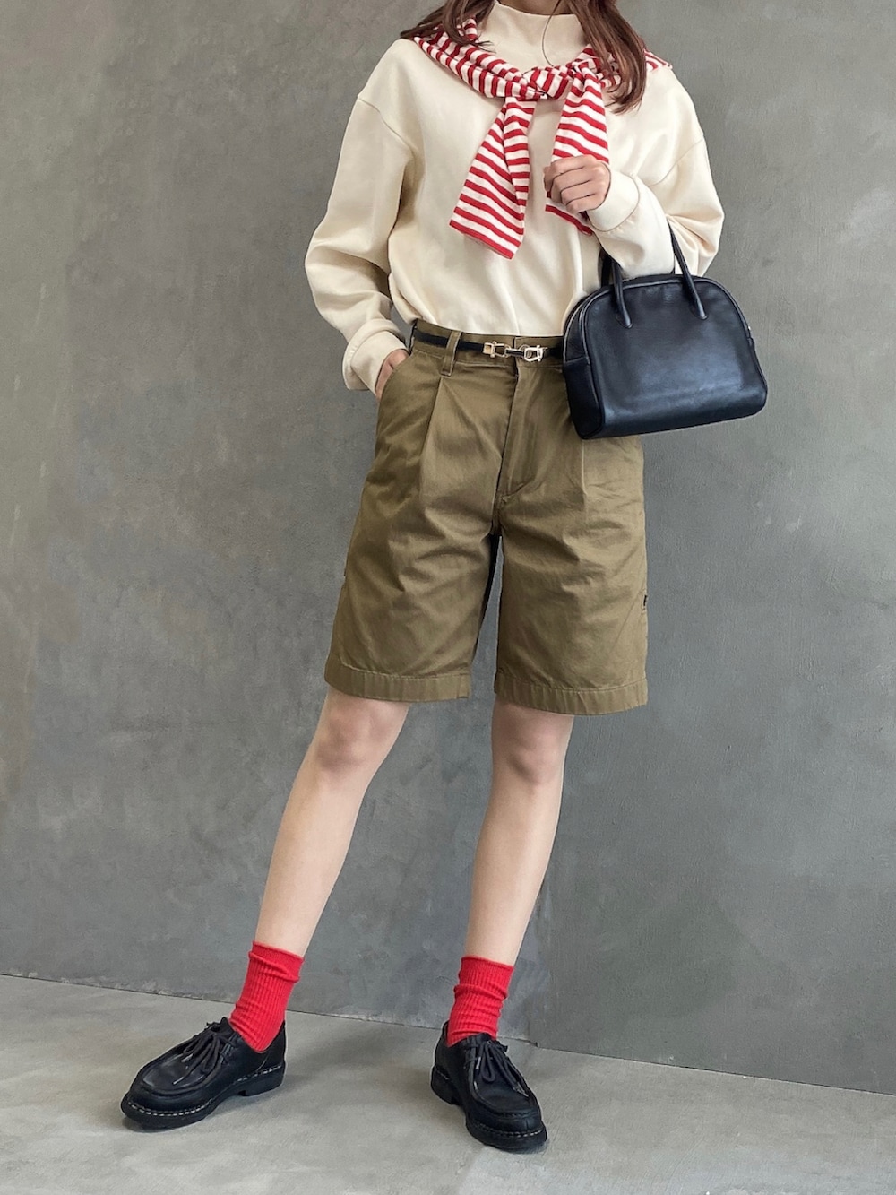 ベージュ系のパンツ、ホワイト系のTシャツ/カットソー、ホワイト系のトップスを着用したレディースの春コーディネートの3枚目の写真