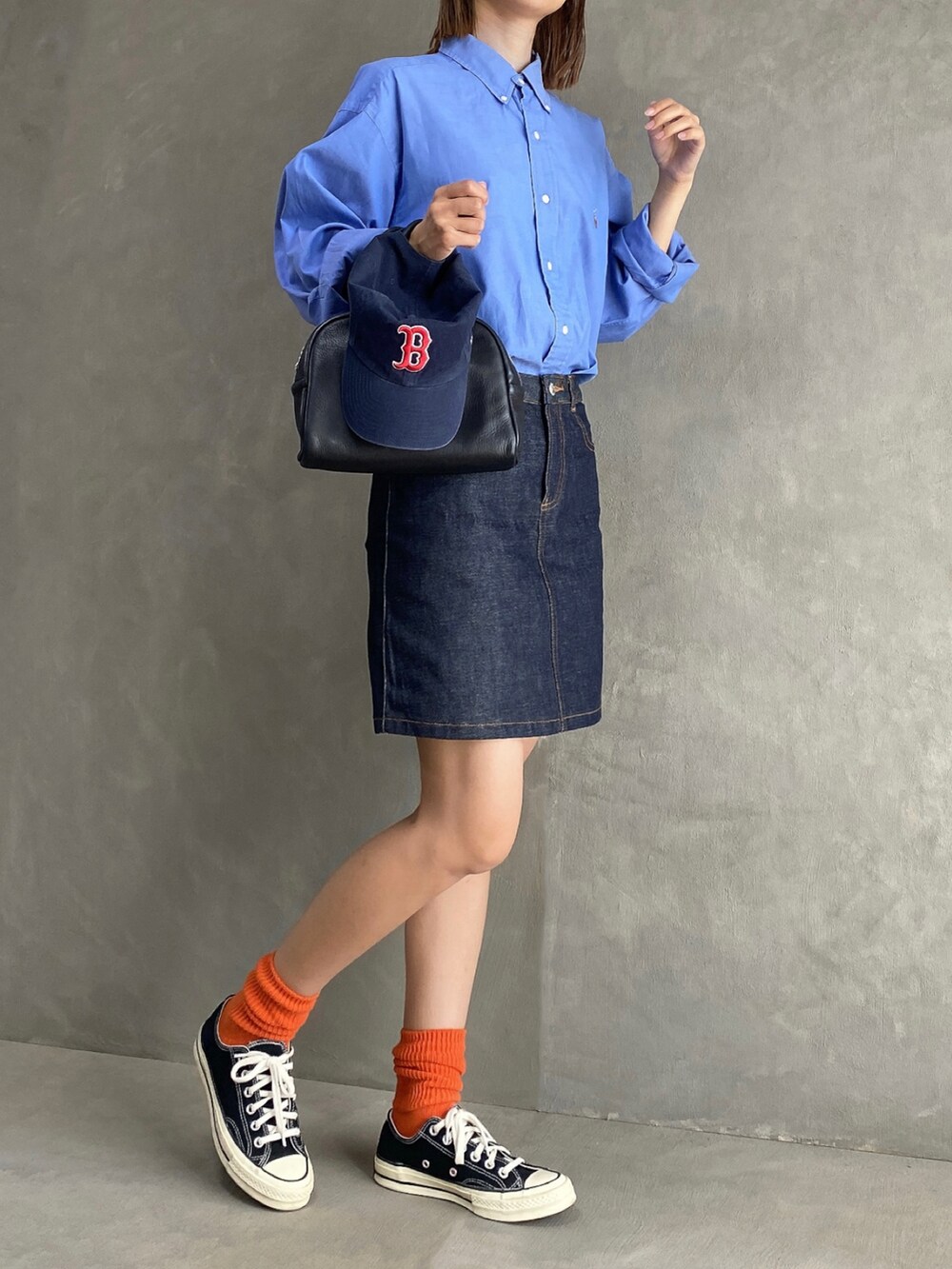 ブルー系のスカート、ブルー系のシャツ/ブラウス、ブラック系のボストンバッグを着用したレディースの秋コーディネートの3枚目の写真