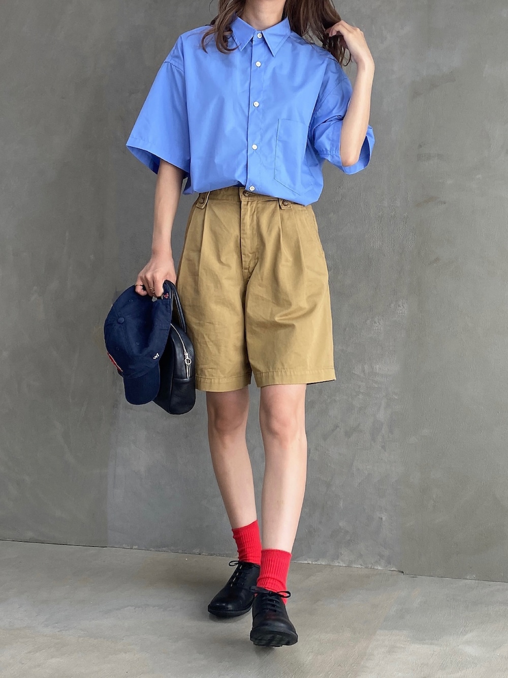 ブルー系のシャツ/ブラウス、グリーン系のその他パンツ、ブラック系のボストンバッグを着用したレディースの夏コーディネートの3枚目の写真