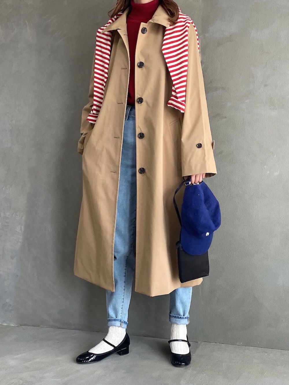 ブルー系のデニムパンツ、ブラック系のパンプス、ホワイト系のTシャツ/カットソーを着用したレディースの春コーディネートの3枚目の写真