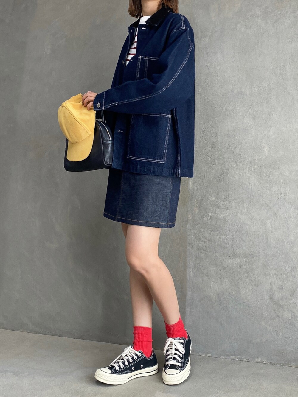 ブルー系のジャケット/アウター、ブルー系のスカート、ブラック系のスニーカーを着用したレディースの秋コーディネートの4枚目の写真