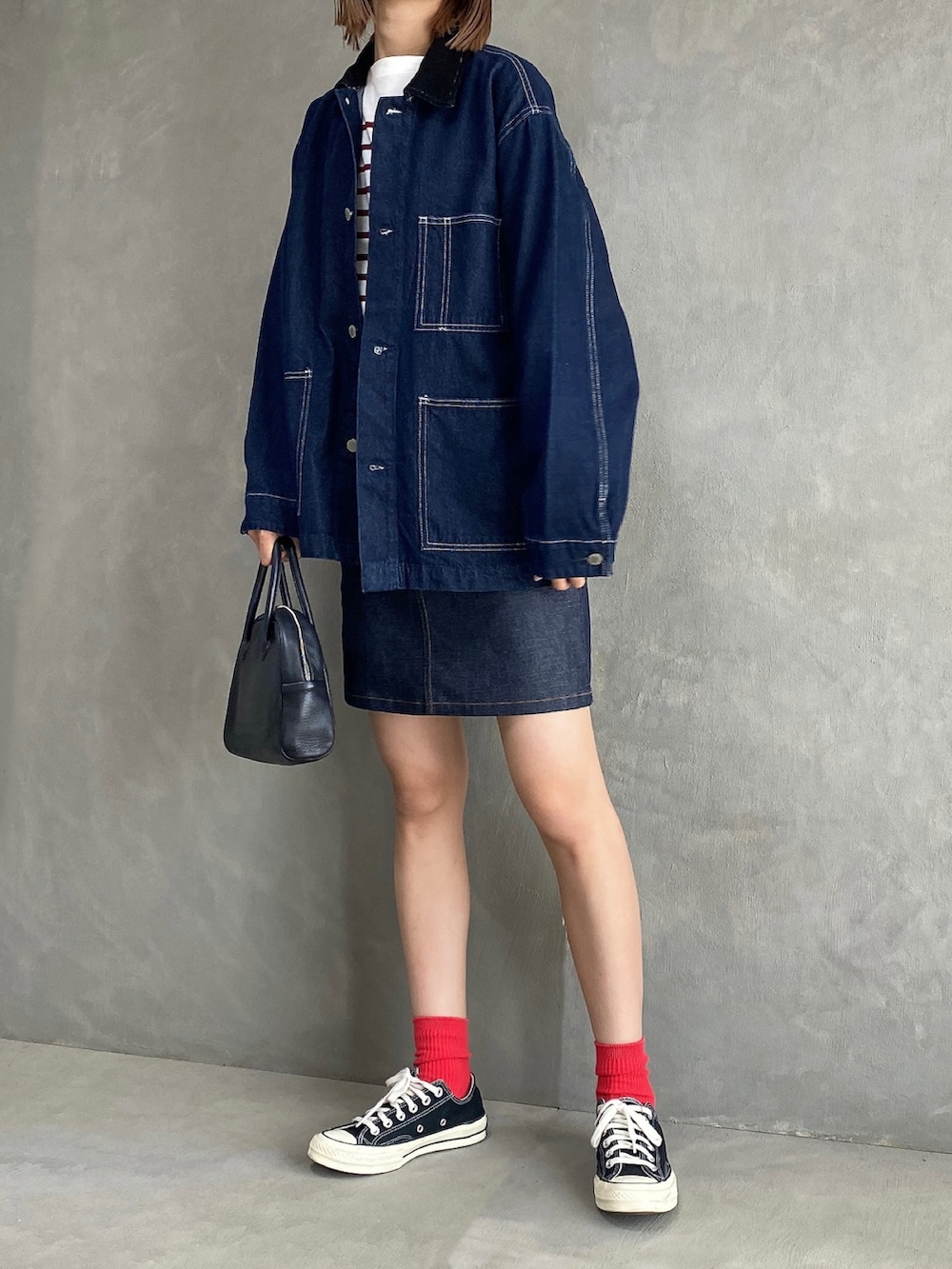 ブルー系のジャケット/アウター、ブルー系のスカート、ブラック系のスニーカーを着用したレディースの秋コーディネートの2枚目の写真