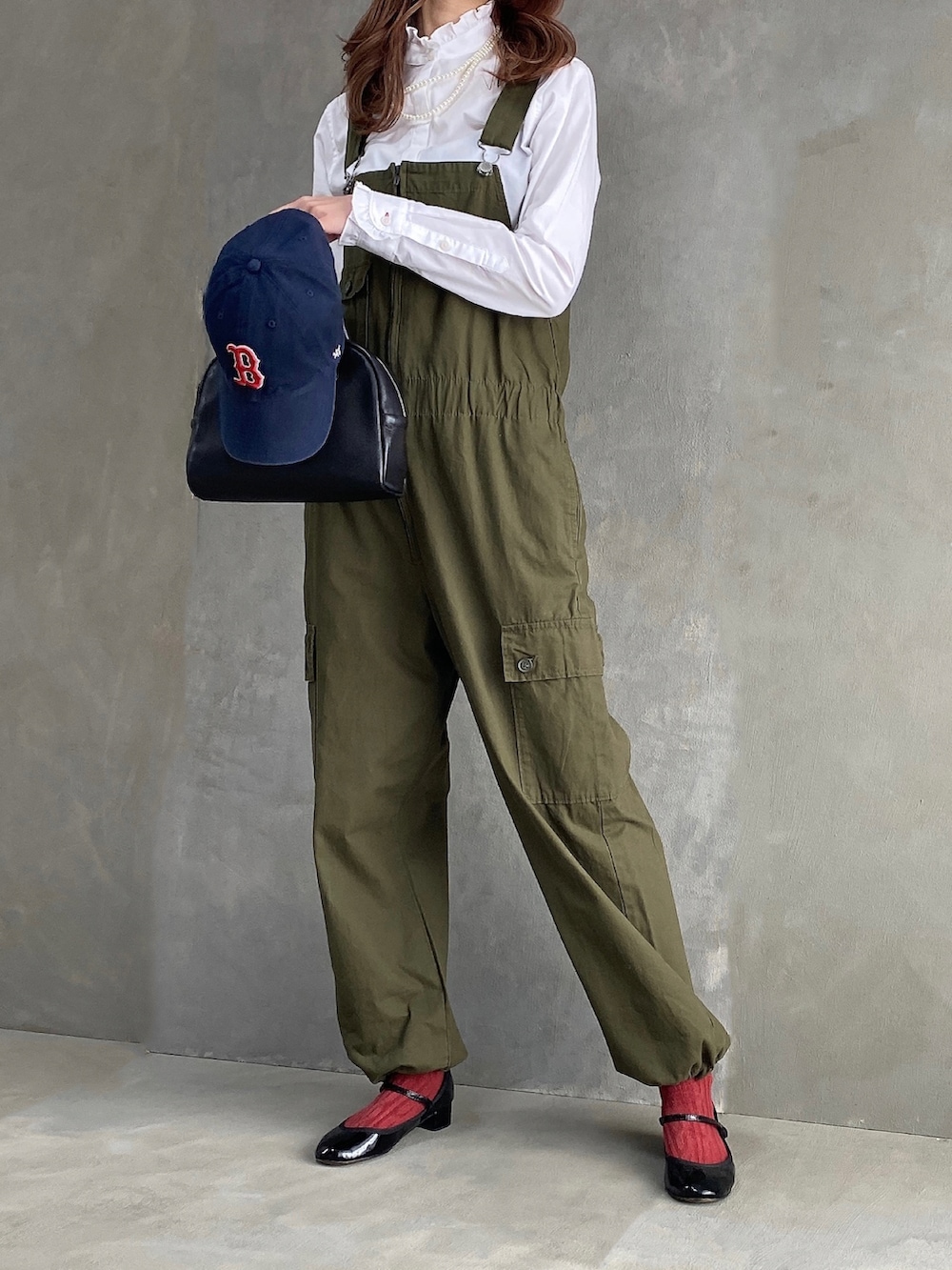 ホワイト系のシャツ/ブラウス、ブラック系のボストンバッグ、ブラック系のパンプスを着用したレディースの春コーディネートの2枚目の写真