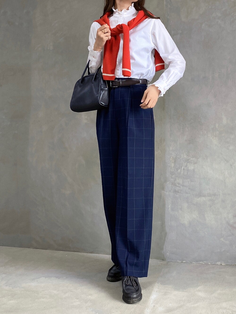 ブルー系のスラックス、レッド系のカーディガン/ボレロ、ホワイト系のシャツ/ブラウスを着用したレディースの秋コーディネートの2枚目の写真