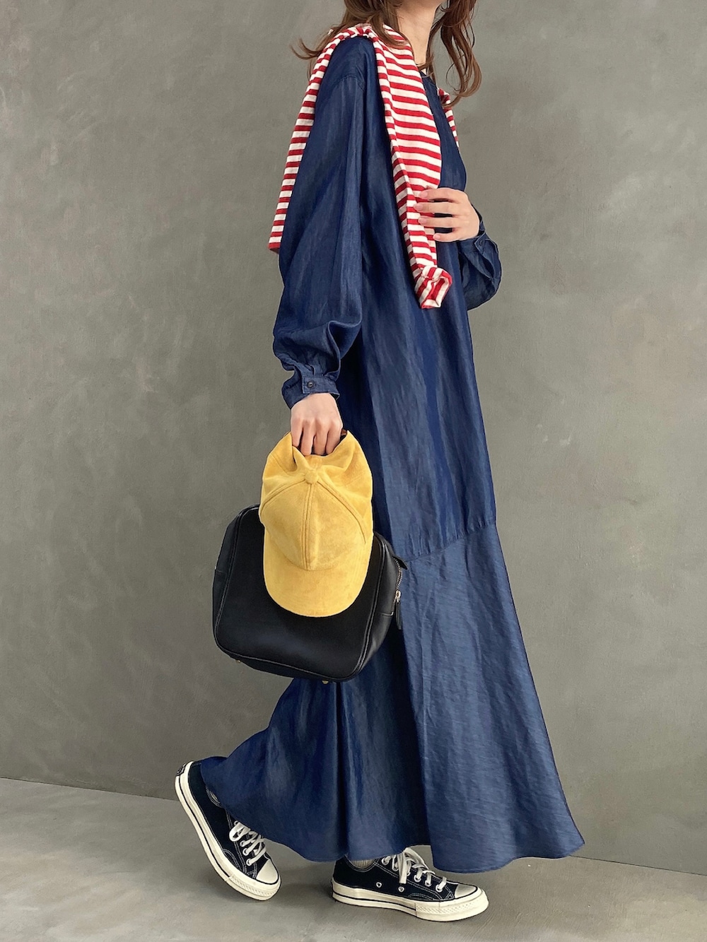 ブラック系のボストンバッグ、ホワイト系のTシャツ/カットソー、ブラック系のスニーカーを着用したレディースの春コーディネートの2枚目の写真