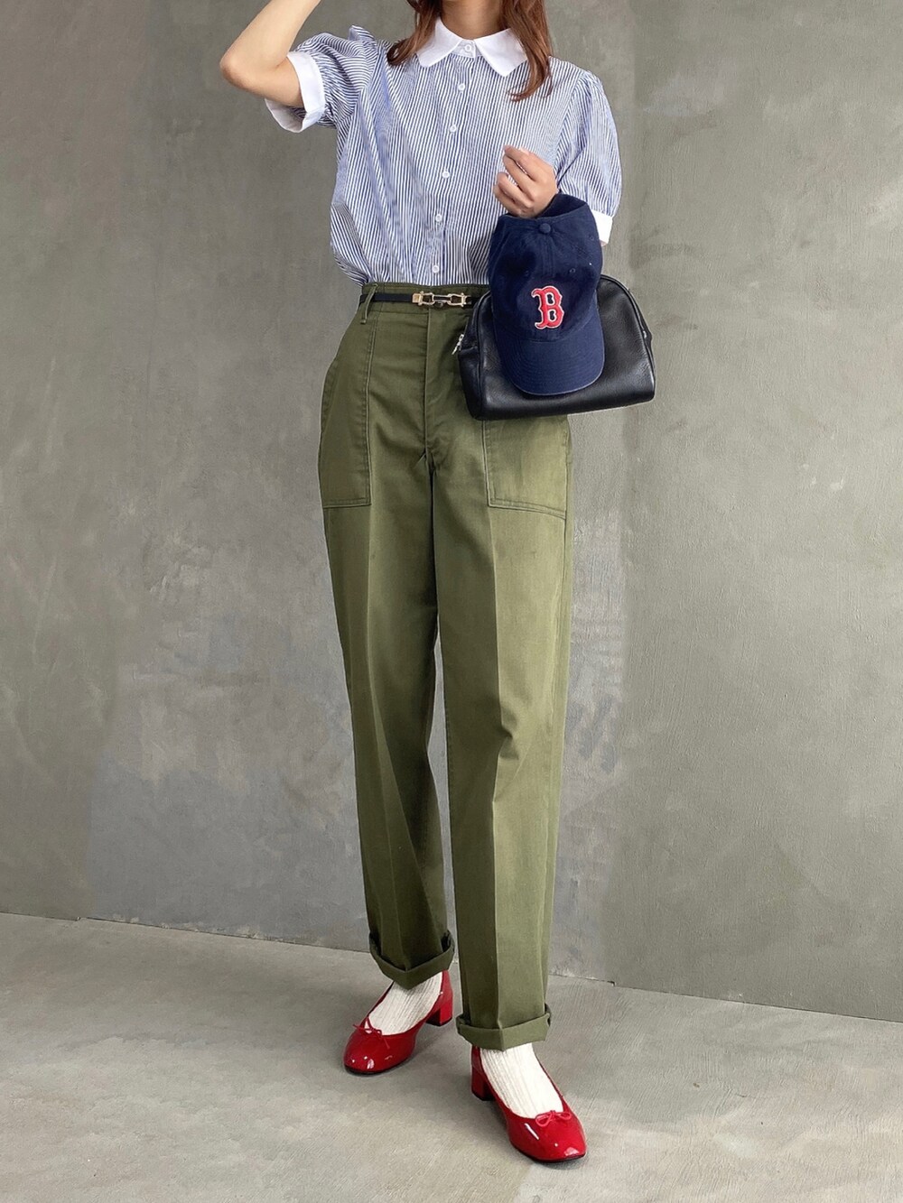 グリーン系のパンツ、レッド系のパンプス、ブルー系のシャツ/ブラウスを着用したレディースの春コーディネートの4枚目の写真