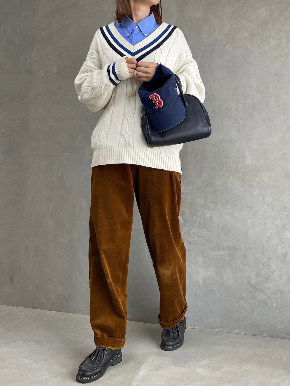 ホワイト系のニット/セーター、ブラウン系のその他パンツ、ブラック系のドレスシューズを着用したレディースの秋コーディネートの3枚目の写真