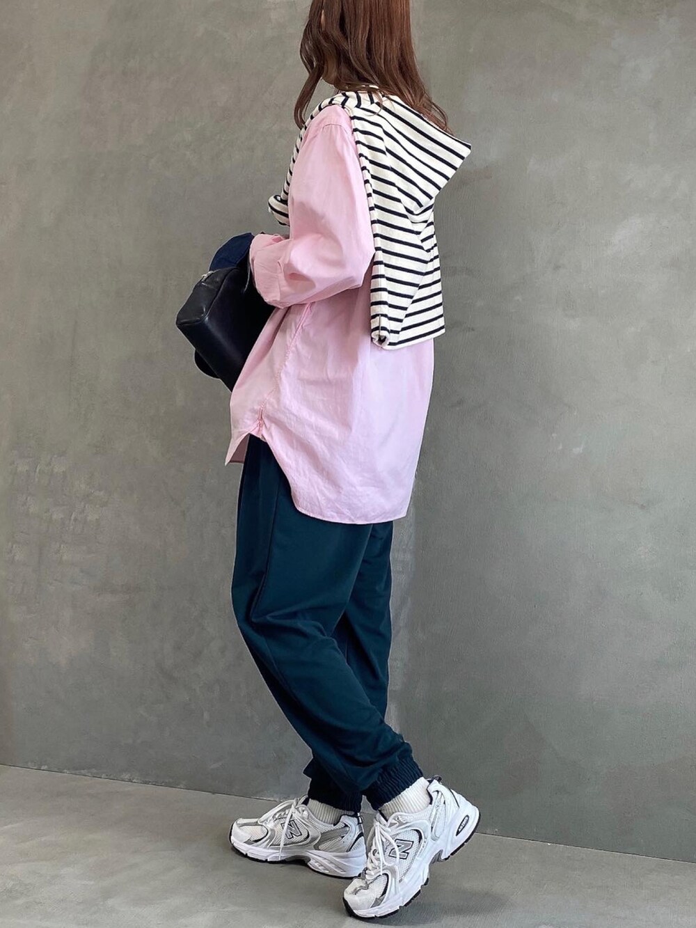 ピンク系のシャツ/ブラウス、グリーン系のパンツ、ブルー系のキャップを着用したレディースの春コーディネートの2枚目の写真