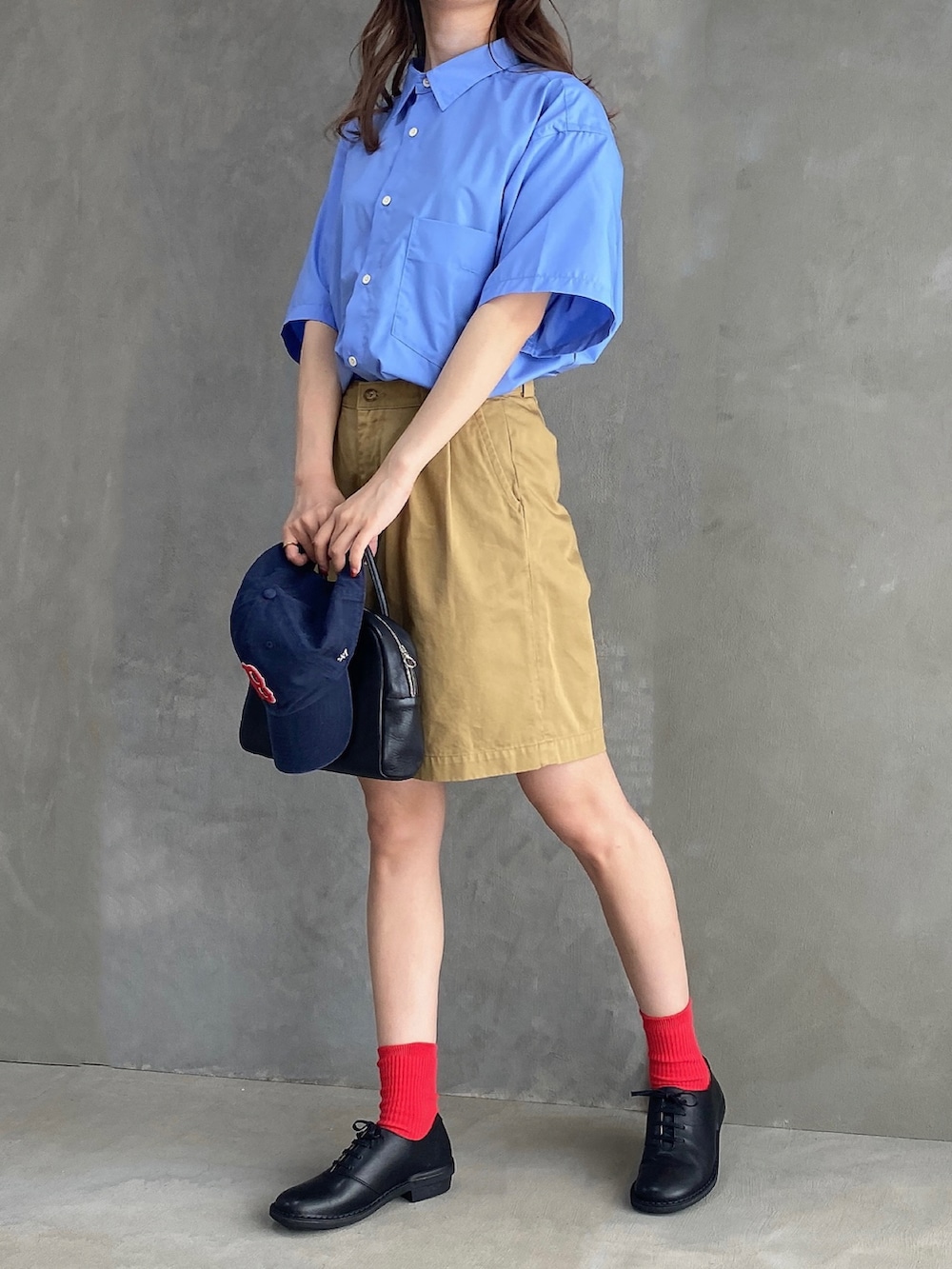 ブルー系のシャツ/ブラウス、グリーン系のその他パンツ、ブラック系のボストンバッグを着用したレディースの夏コーディネートの2枚目の写真