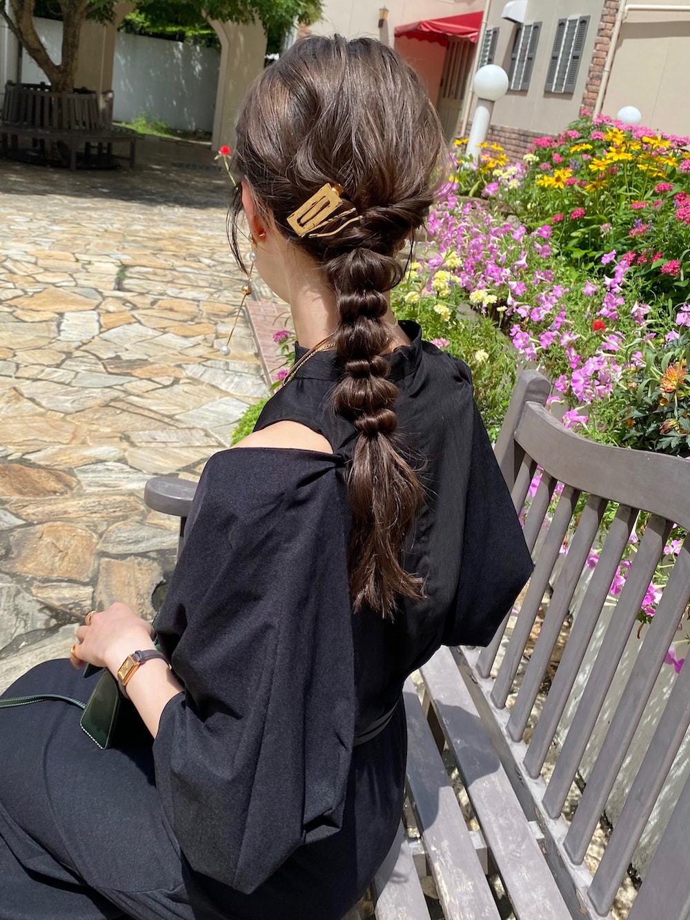 ブラック系のワンピース、シルバー系のパンプス、グリーン系のバッグを着用したレディースの夏コーディネートの4枚目の写真