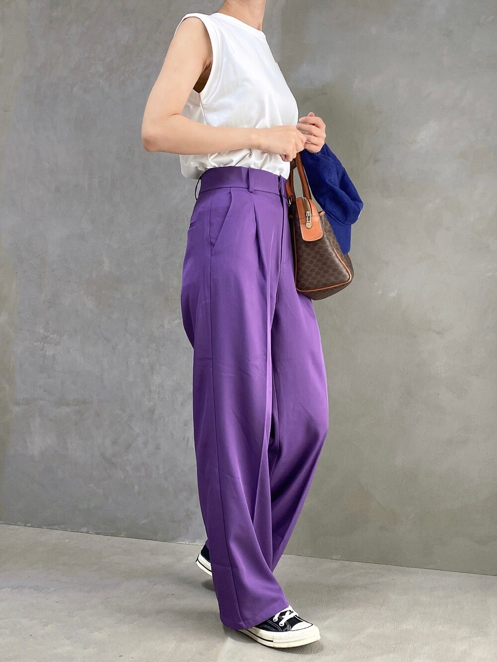 パープル系のパンツ、ホワイト系のTシャツ/カットソーを着用したレディースの夏コーディネートの2枚目の写真