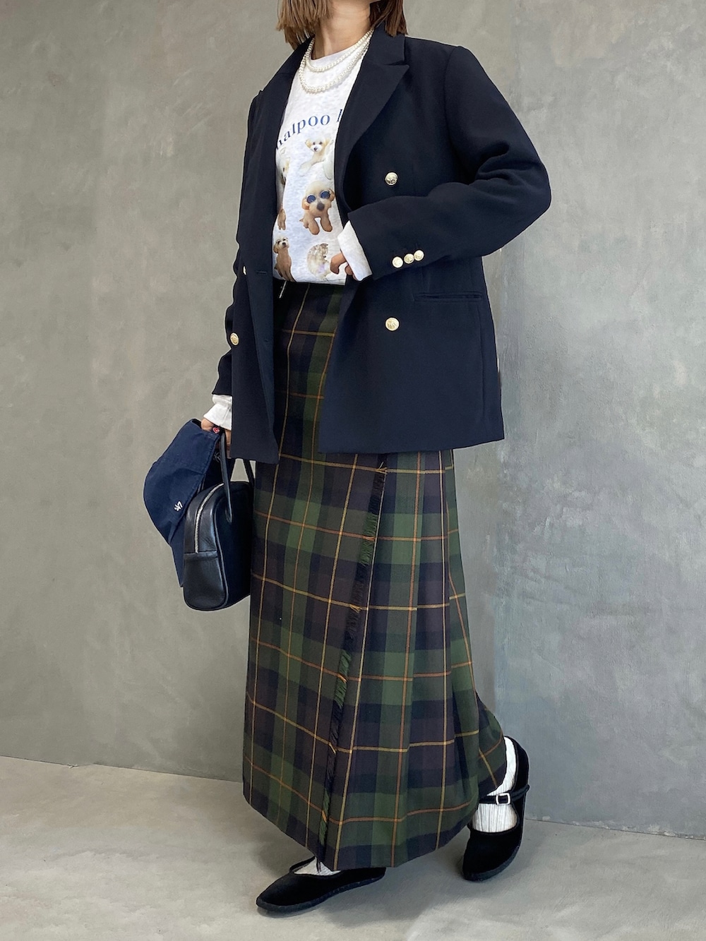 ブルー系のテーラードジャケット、グレー系のスウェット、グリーン系のスカートを着用したレディースの秋コーディネートの2枚目の写真