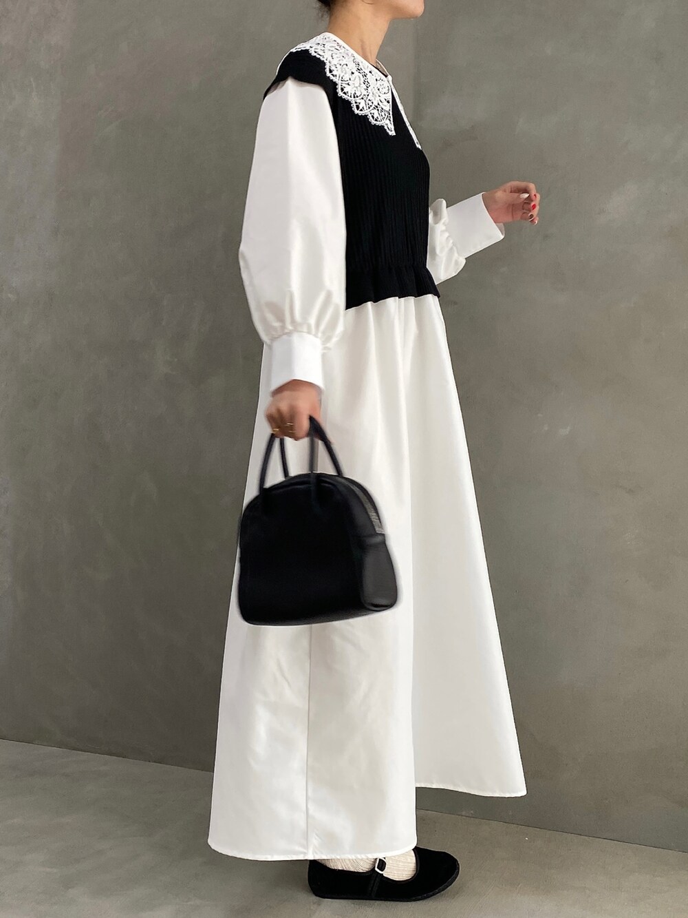 ブラック系のボストンバッグ、ブラック系のワンピース、ブラック系のバレエシューズを着用したレディースの春コーディネートの3枚目の写真