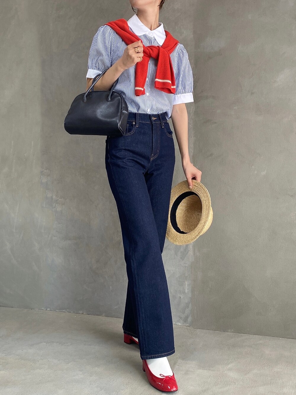 ブラック系のデニムパンツ、レッド系のパンプス、ブルー系のシャツ/ブラウスを着用したレディースの夏コーディネートの2枚目の写真