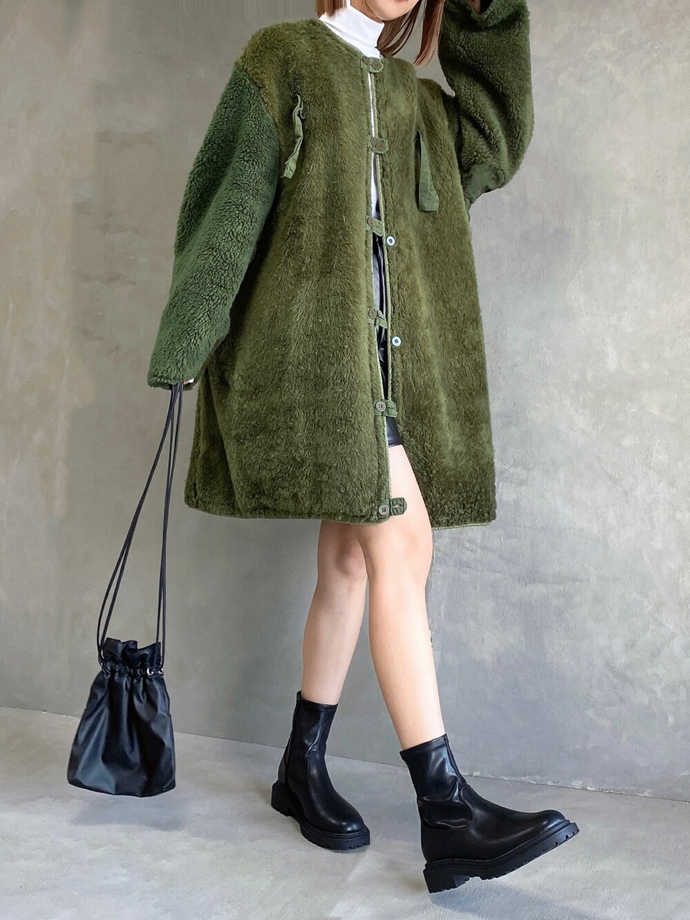 ホワイト系のトップス、ブラック系のパンツ、グリーン系のジャケット/アウターを着用したレディースの秋コーディネートの5枚目の写真