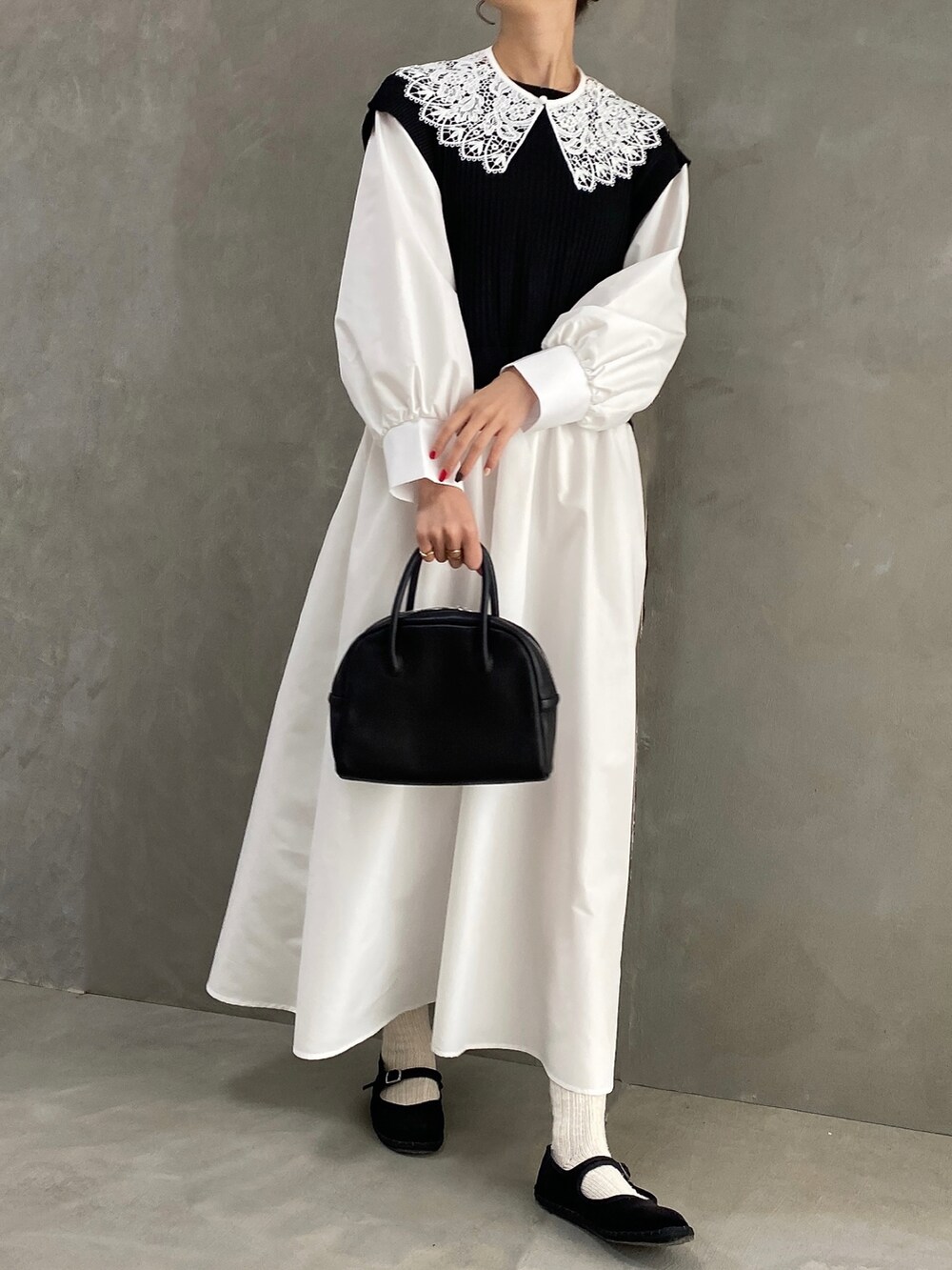 ブラック系のボストンバッグ、ブラック系のワンピース、ブラック系のバレエシューズを着用したレディースの春コーディネートの2枚目の写真