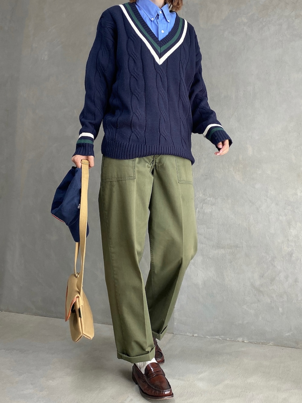 その他のニット/セーター、グリーン系のパンツ、ブラウン系のショルダーバッグを着用したレディースの秋コーディネートの3枚目の写真