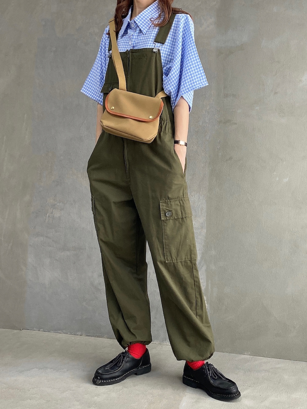 ブルー系のシャツ/ブラウス、ブラウン系のショルダーバッグ、グリーン系のサロペット/オーバーオールを着用したレディースの春コーディネートの2枚目の写真