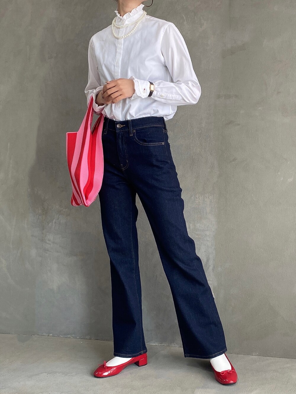 ホワイト系のシャツ/ブラウス、ブラック系のデニムパンツ、レッド系のパンプスを着用したレディースの夏コーディネートの3枚目の写真