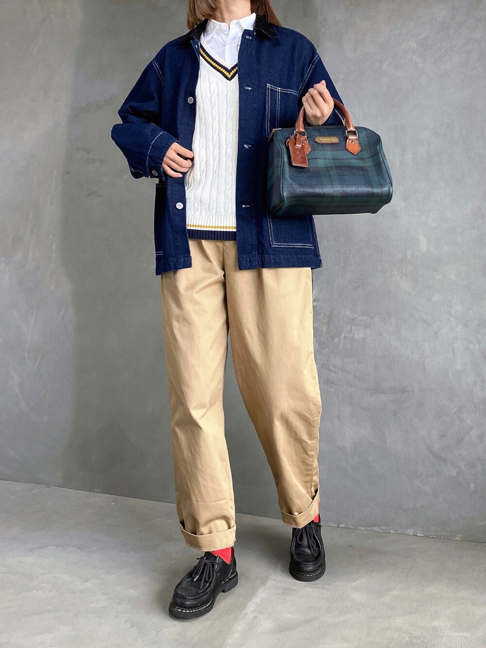 ブルー系のジャケット/アウター、ホワイト系のニット/セーター、グリーン系のボストンバッグを着用したレディースの秋コーディネートの3枚目の写真