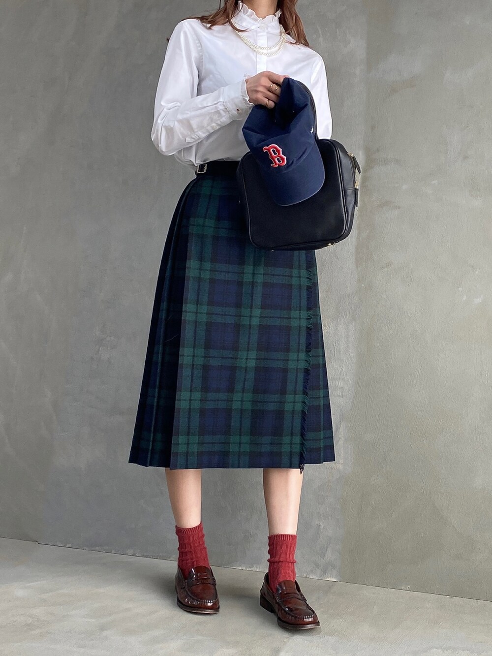 ブラック系のハンドバッグ、ホワイト系のシャツ/ブラウス、ブラック系のスカートを着用したレディースの春コーディネートの3枚目の写真