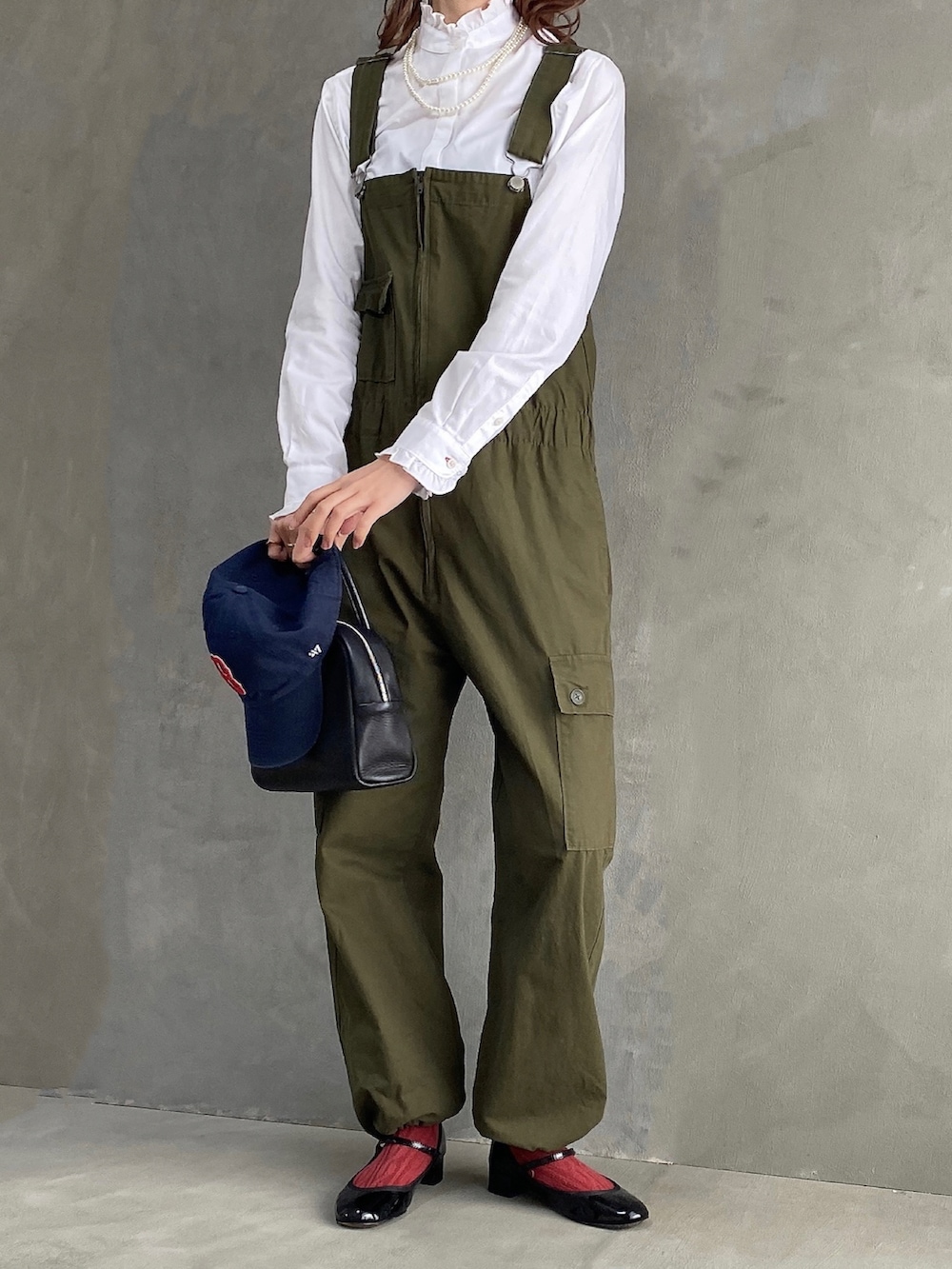 ホワイト系のシャツ/ブラウス、ブラック系のボストンバッグ、ブラック系のパンプスを着用したレディースの春コーディネートの3枚目の写真