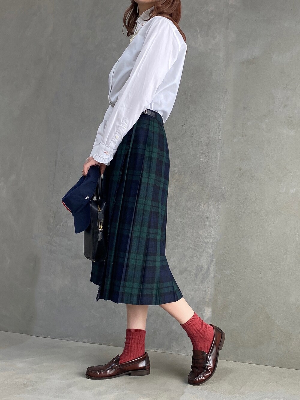 ブラック系のハンドバッグ、ホワイト系のシャツ/ブラウス、ブラック系のスカートを着用したレディースの春コーディネートの4枚目の写真