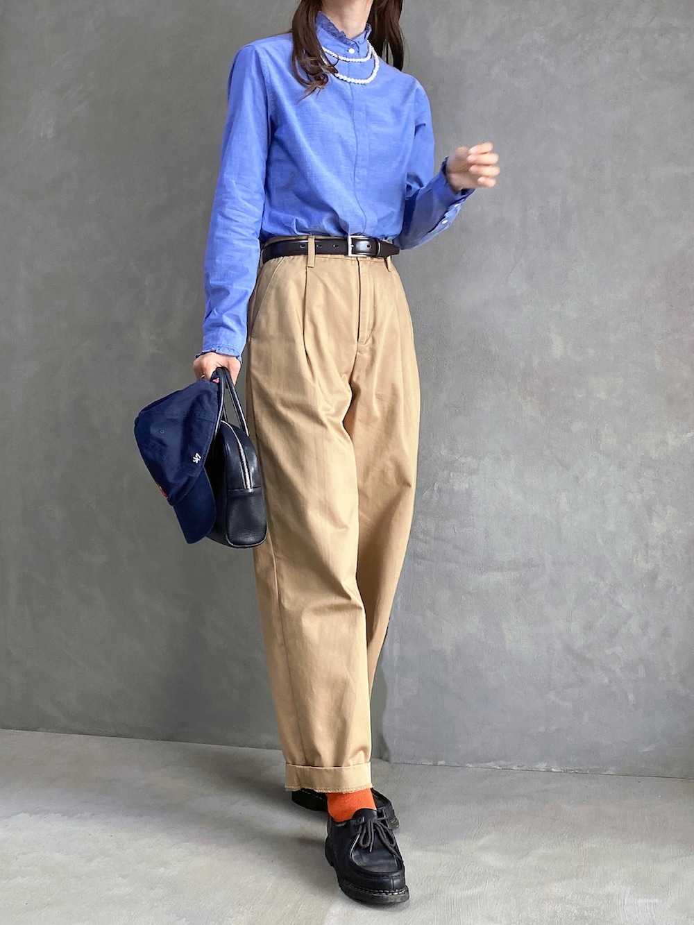 ブルー系のシャツ/ブラウス、ブラウン系のその他パンツ、ブラック系のドレスシューズを着用したレディースの秋コーディネートの3枚目の写真