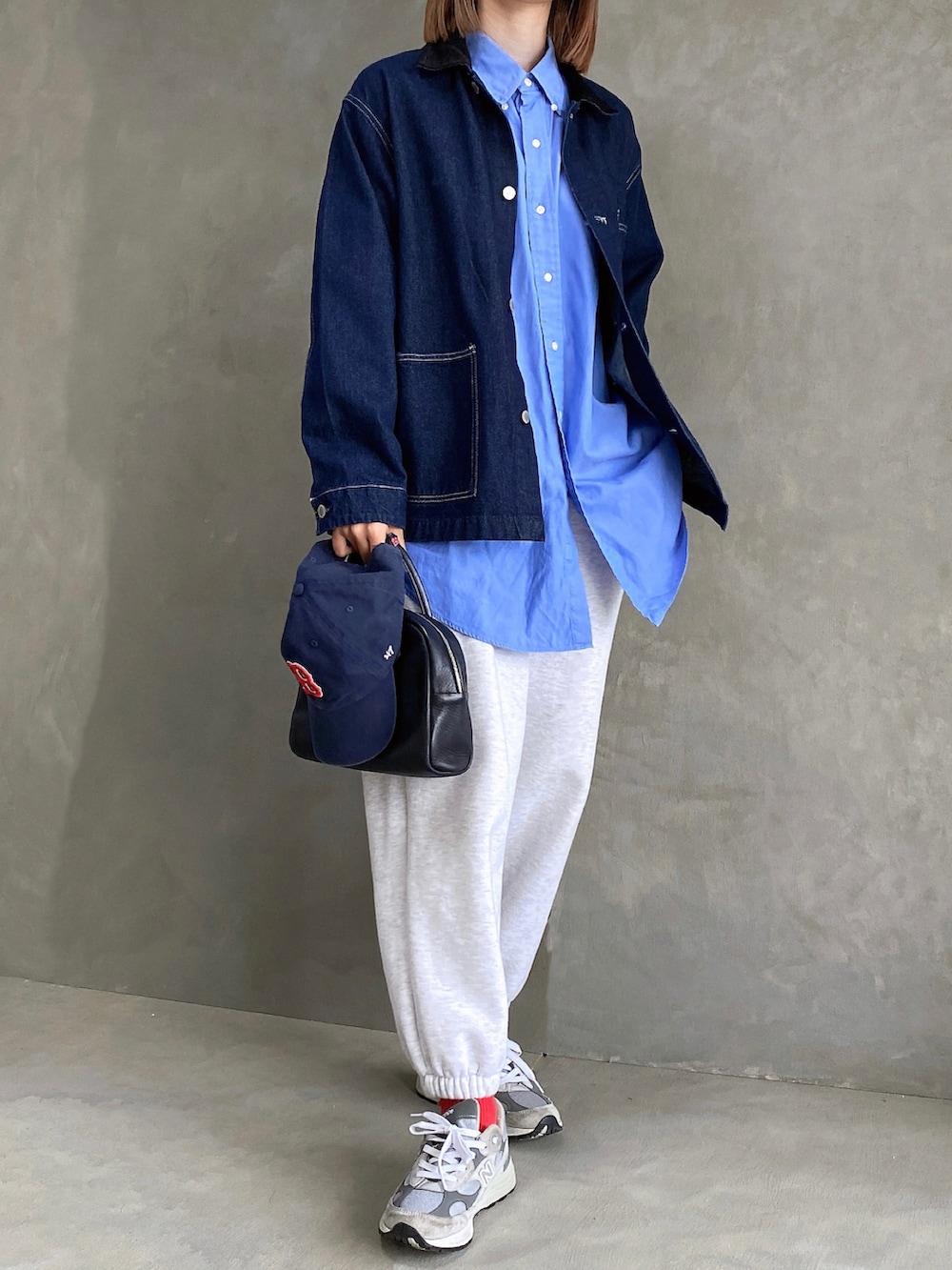 ブルー系のシャツ/ブラウス、ブルー系のジャケット/アウター、グレー系のスウェットパンツを着用したレディースの秋コーディネートの2枚目の写真