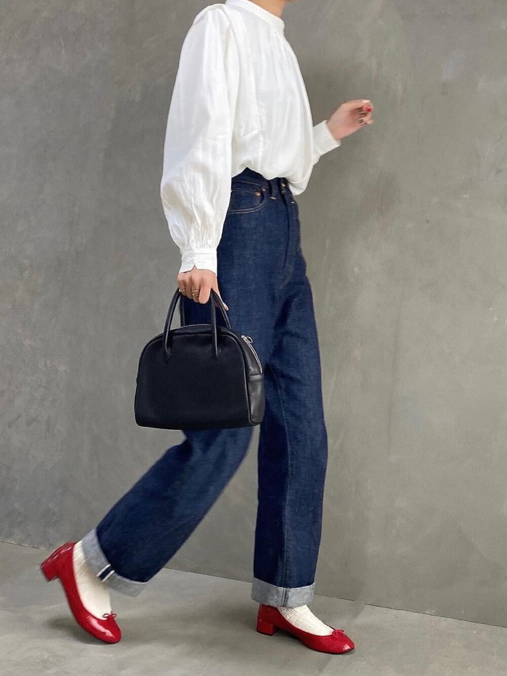 ホワイト系のシャツ/ブラウス、ブルー系のデニムパンツ、レッド系のパンプスを着用したレディースの春コーディネートの2枚目の写真