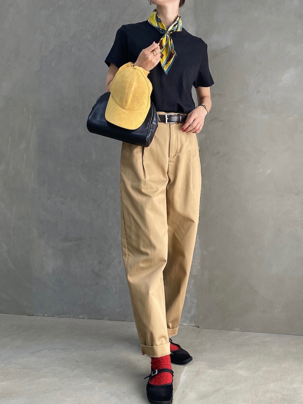 ブラック系のTシャツ/カットソー、ブラウン系のその他パンツ、ブラック系のその他シューズを着用したレディースの夏コーディネートの2枚目の写真