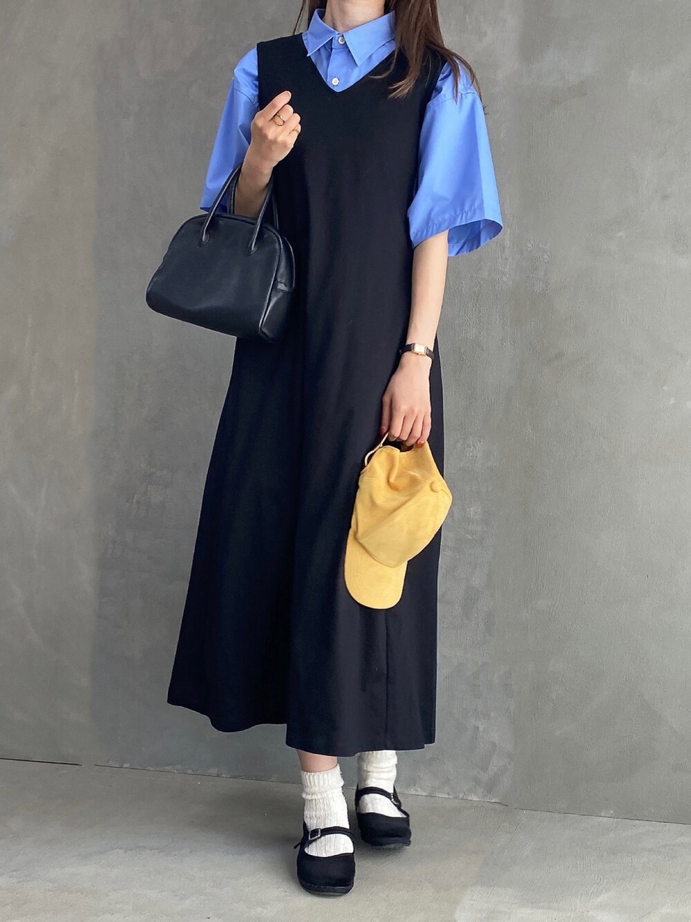 ブルー系のシャツ/ブラウス、ブラック系のボストンバッグ、ブラック系のワンピース/ドレスを着用したレディースの夏コーディネートの2枚目の写真