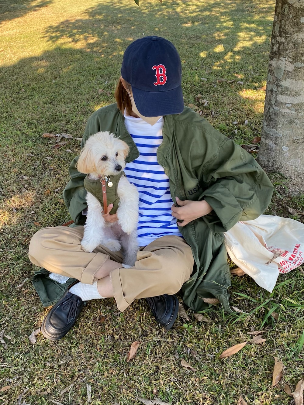 グリーン系のジャケット/アウター、ブラウン系のその他パンツ、ブラック系のドレスシューズを着用したレディースの秋コーディネートの2枚目の写真