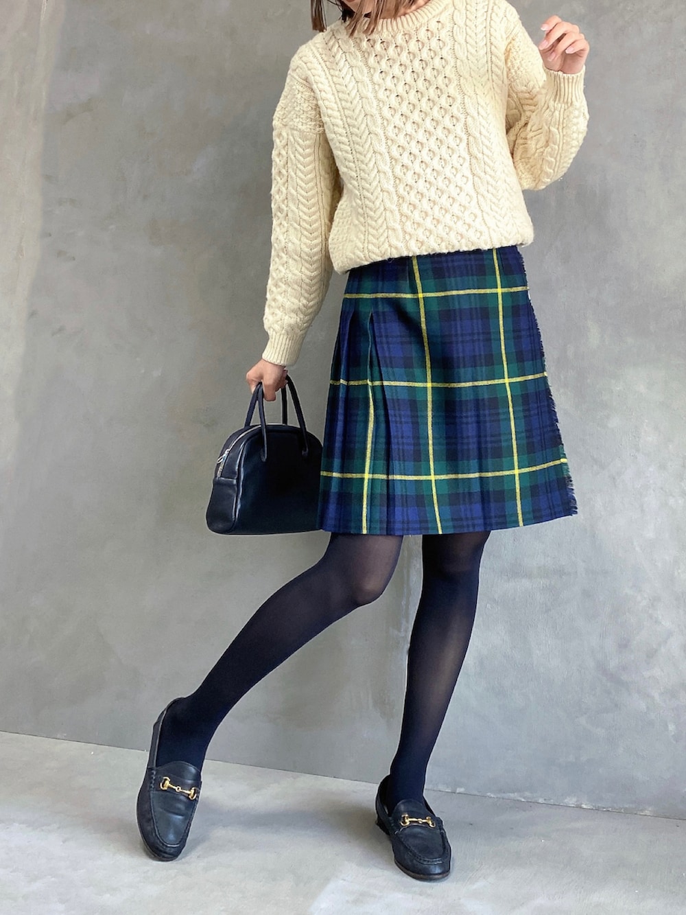 ブラウン系のテーラードジャケット、ブラック系のローファー、ブラック系のボストンバッグを着用したレディースの冬コーディネートの4枚目の写真